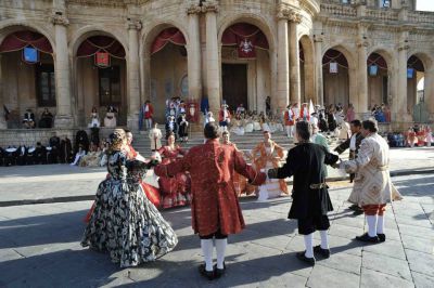 una esibizione del Corteo Barocco di Noto in piazza Municipio
